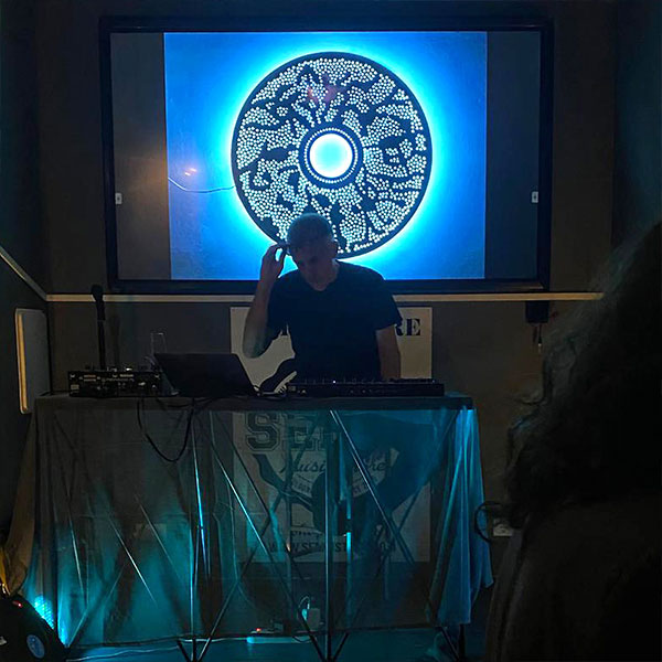 Dj Mortimer alla consolle durante l’aperitivo Connecting Waves del Marenco Club al Gallery 16 di Bologna, 18 ottobre 2025