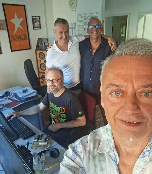 DJ Marenk, Cesare Ferioli e Claudio Succi negli studi di Radio Città Fujiko durante la presentazione di Connecting Stages