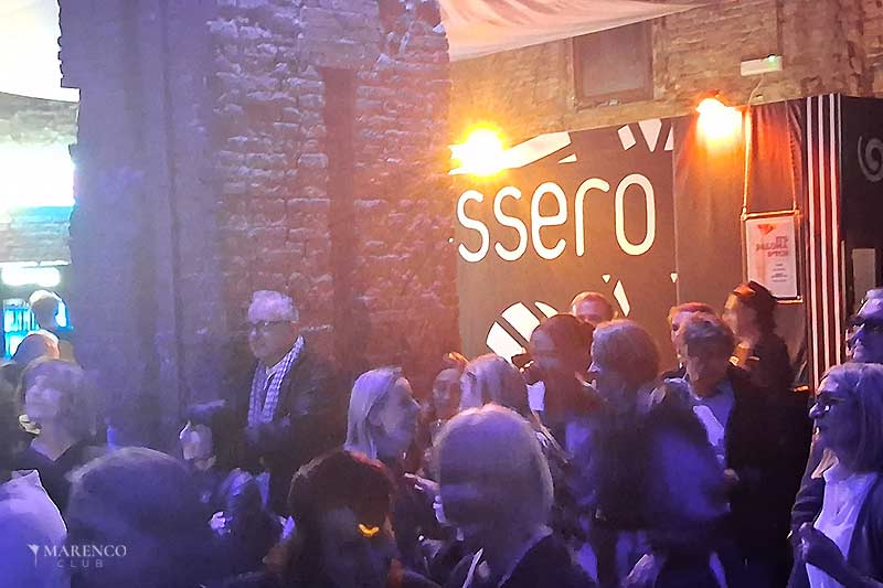 Pubblico tra luci e visual durante Connecting Stages al Cassero di Bologna