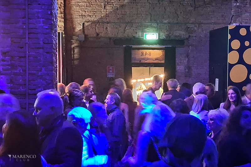 Pubblico tra luci e visual durante Connecting Stages al Cassero di Bologna