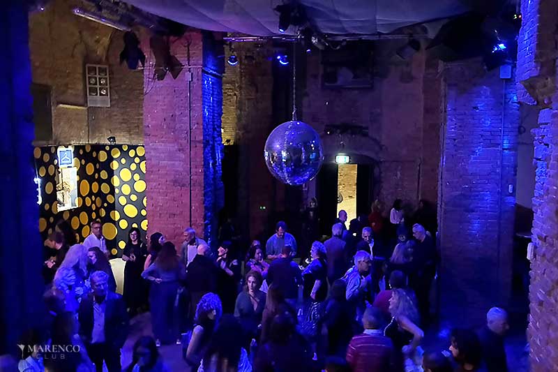 Pubblico tra luci e visual durante Connecting Stages al Cassero di Bologna